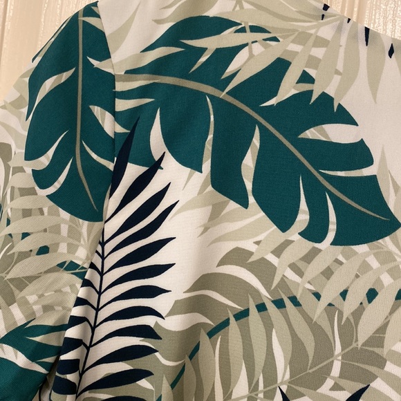 White & Green Leaf Print Gold Zipper Accent Shift Dress NWOT - Picture 5 of 7